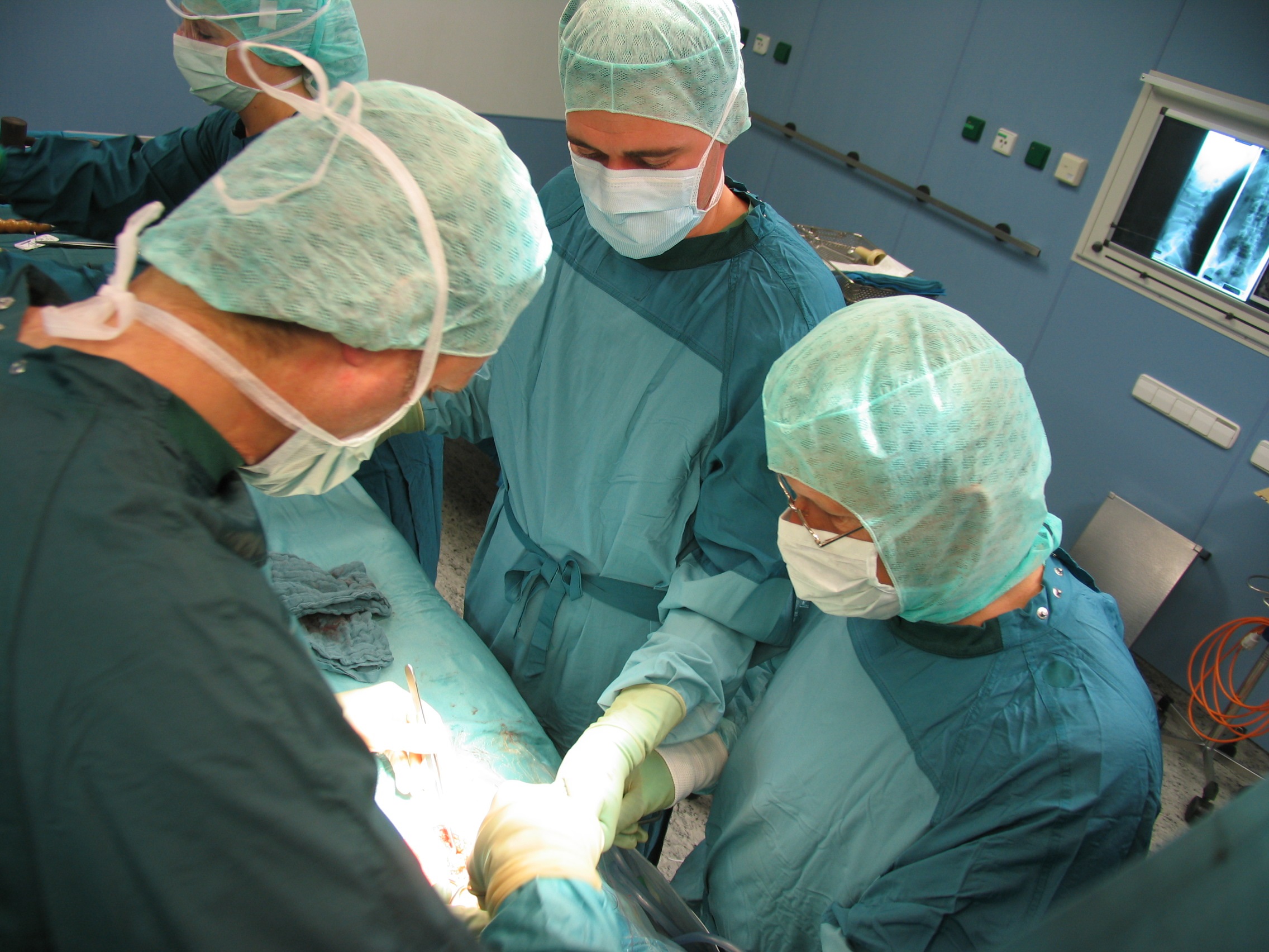 Бурденко нейрохирургия в москве цены на операции. Коновалов нейрохирург Бурденко. Нейрохирургическая операция.